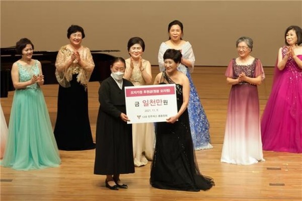 차연수 전주여고총동창회장이 조영례 원광모자원장에게 1천만원 기부금을 전달했다.