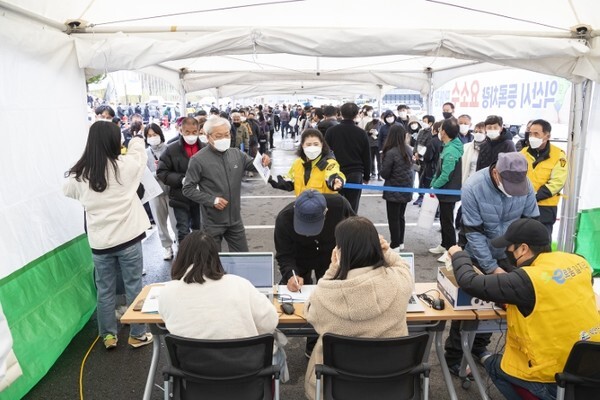 익산시 팔봉동 실내체육관 앞 (유)아톤산업 요소수 판매 현장 /사진 제공 = 익산시