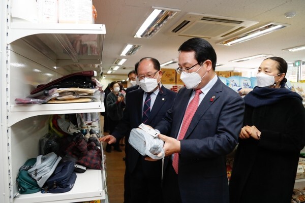 정헌율 익산시장이 익산 나눔 곳간 내부를 둘러보고 있다.