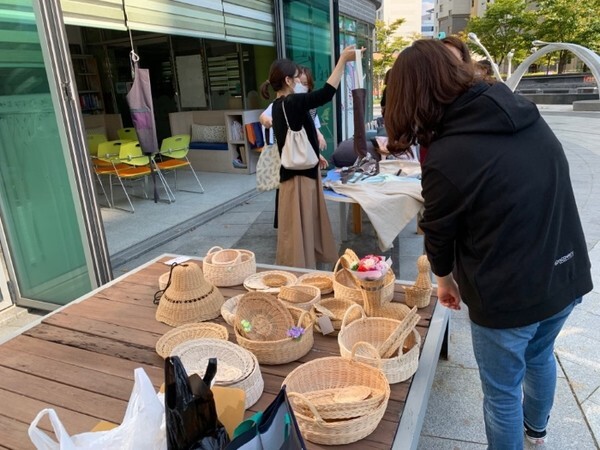 완주 이노힐스 아파트 공동체가 수제청과 라탄 제품, 앞치마, 휴대폰 가방 등 작품 전시 및 판매 행사를 진행했다.