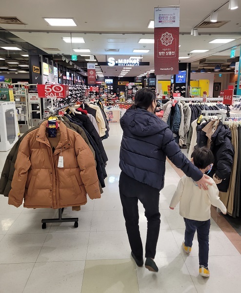 ‘2021 코리아세일페스타’가 진행되는 지난 13일 전주시의 한 대형 의류매장이 한적한 모습이다.