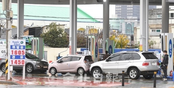 정부가 기름값 안정을 위해 6개월간 한시적으로 유류세를 20% 낮춘 첫날인 12일 전주의 한 직영주유소에서 유류세 인하 가격으로 판매를 시작하자 차량들이 줄지어 주유를 하고 있다. /사진 = 오세림 기자