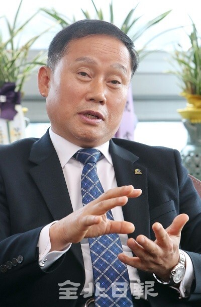 임근홍 전문건설협회 전북도회 회장이 본보와의 인터뷰에서 당선 소감과 앞으로의 협회 운영방침에 대해 말하고 있다. /사진 = 조현욱 기자