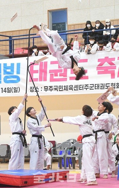 제17회 무주 웰빙 태권도대회가 13일과 14일 양일간 무주국민체육센터에서 열려 팀 경연에 출전한 선수들이 높이 날아올라 격파를 하고 있다. /사진 = 오세림 기자