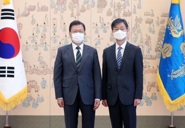 문재인 대통령이 12일 청와대에서 최재해 신임 감사원장에게 임명장을 수여한 뒤 기념촬영을 하고 있다. /사진 = 연합뉴스