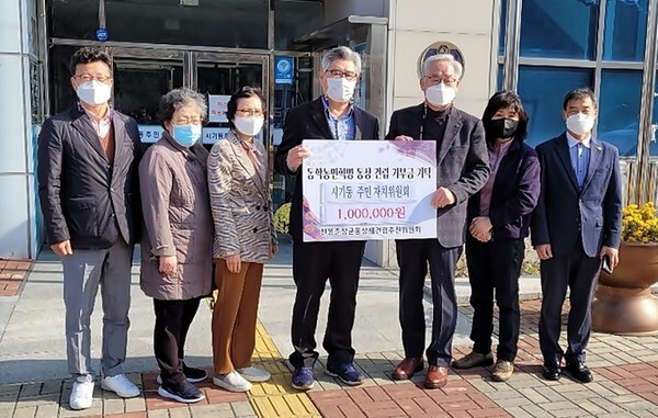 정읍 시기동 주민자치위원회가 동학농민혁명 동상 재건립 기부금을 전달했다.