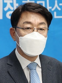 우범기 전 전라북도 정무부지사가 15일 전주시청 브리핑룸에서 전주시장 선거 출마 선언 기자회견을 하고 있다. /사진 = 조현욱 기자