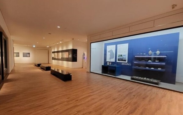 군산대학교 박물관 전시실 모습.