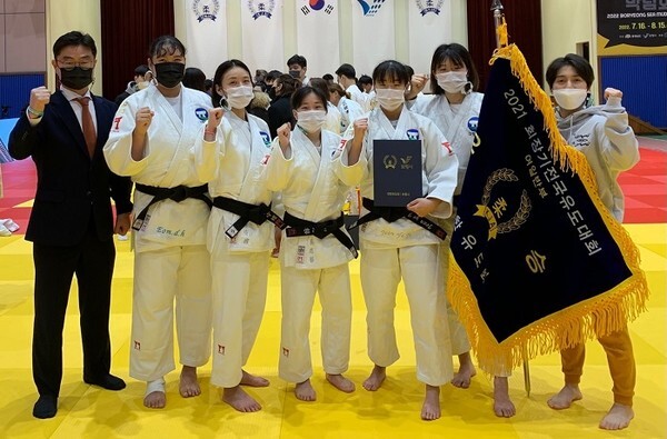 2021 대한유도회장기 유도대회에서 고창군청 여자유도부가 단체전 우승을 거머쥐었다.