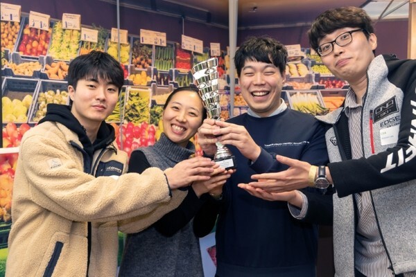 제3회 농업인공지능대회 최종 예선에서 1위를 차지한 CVA팀이 트로피를 들고 기뻐하고 있다. 왼쪽부터 김민우 경기과학기술대 전자공학과 학생, 류희경 전북농식품인력개발원 스마트팜 청년창업 보육사업 교육생, 성황현 유니버설 로봇 연구원, 이우람 경기과학기술대 전자공학과 교수. /사진 제공 = CVA팀