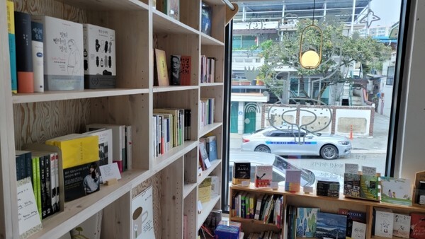 잘 익은 언어들 책방 내부 모습.