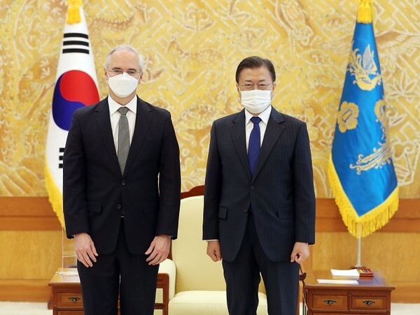 문재인 대통령이 16일 오전 청와대에서 리처드 해쳇 감염병혁신연합(CEPI) 대표와 만나 기념촬영을 하고 있다. /사진 = 연합뉴스