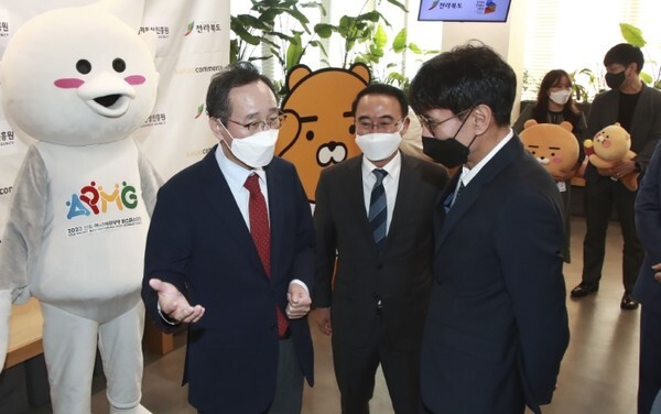 16일 경기도 성남시 카카오커머스 본사에서 전북생생장터와 카카오커머스가 업무협약을 체결한 가운데 송하진 전북도지사와 홍은택 카카오커머스 대표이사, 이현웅 전북경제통상진흥원장이 기념촬영을 하고 있다. /사진 제공 = 전북도