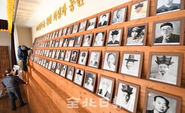 조국을 위해 헌신했던 독립운동가 후손들의 예우와 지원에 대해 지자체가 외면하고 있는 현실속에 순국선열의 날을 하루 앞두고 16일 전북독립운동 추모관에서 독립유공자들의 영정을 정리하고 있다. /사진 = 오세림 기자