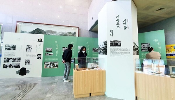 김제시청 1층 로비에 마련된 시민기록물 전시공간에서 시민들이 근 · 현대 생활상이 담긴 기록물을 살펴보고 있다. 