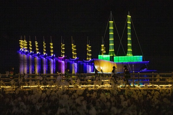 익산서동축제에 전시된 금마저수지의 LED 돛배.