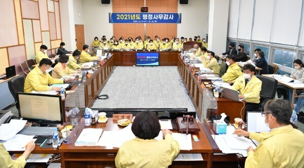 완주군의회 행정감사특별위원회의 행정사무감사 모습.