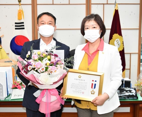 완주군의회 이인숙 의원장(오른쪽)이 지방의정봉사상을 수상했다.