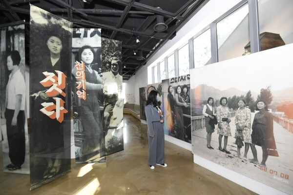 남원다움관에서 관람객이 ‘짓;다 2’ 특별기획전 작품을 감상하고 있다.