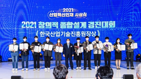 창의적종합설계경진대회 시상식 모습. 오른쪽에서 두번째(하이라이트 발표자 양세영) 세번째(사고팀 발표자 곽민교).