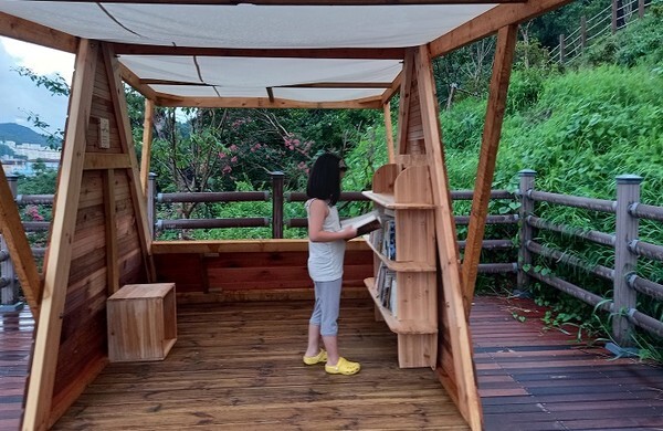 전주 서서학동 학마을계획추진단이 설치한 '숲속 작은 책방'을 이용중인 어린이.