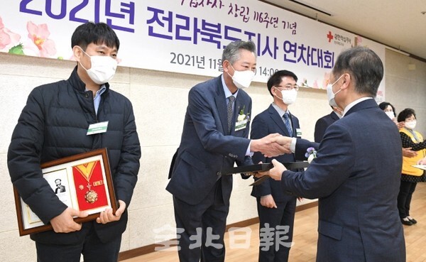 대한적십자사 창립116주년 기념 전북적십자 연차대회가 17일 전북지사 강당에서 열려 정석케미칼 등 정부포상 5명 등 사랑과 봉사의 실천에 앞장선 총 831명에 대한 포장과 표창을 수여하고 있다. /사진 = 오세림 기자