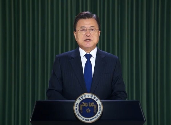 문재인 대통령이 17일 서울 동대문디자인플라자(DDP)에서 열린 글로벌 스타트업 페스티벌 '컴업 2021' 개막식에서 영상 축사를 하고 있다. /사진 = 연합뉴스