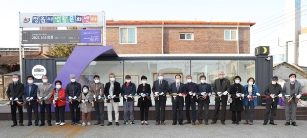 지난 17일 열린 정읍 달하미술관 개관식에서 참석자들이 테이프 커팅을 하고 있다.