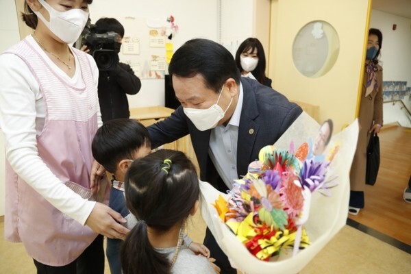 18일 관내 어린이집을 찾은 정헌율 익산시장이 아동들의 환영인사를 받고 있다.
