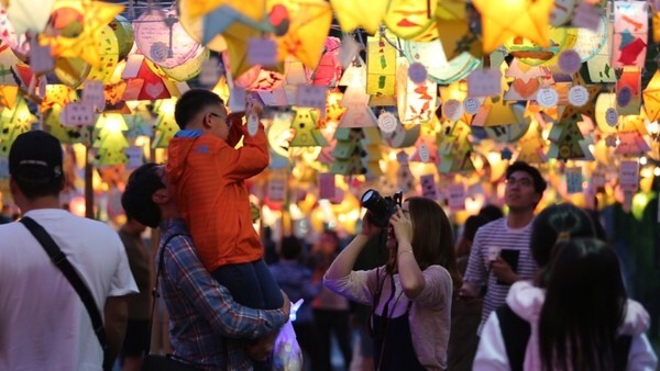 천년 문화의 숨결을 느낄 수 있는 ‘원주한지문화제’가 열리는 기간 수천 명의 시민이 만든 한지등이 원주한지테마파크 곳곳을 밝힌다.