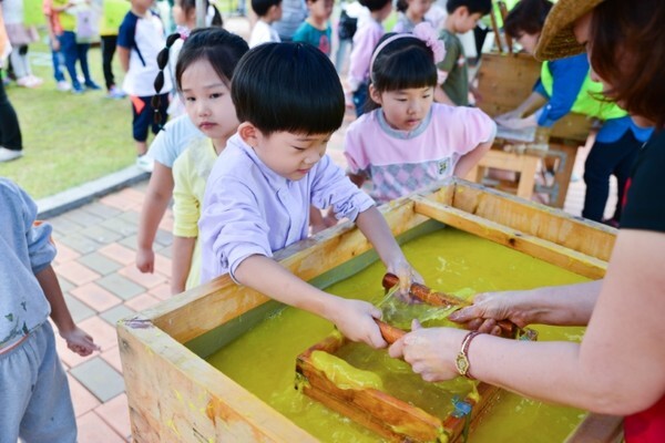 한지 뜨기체험하는 아이들과 방문객.