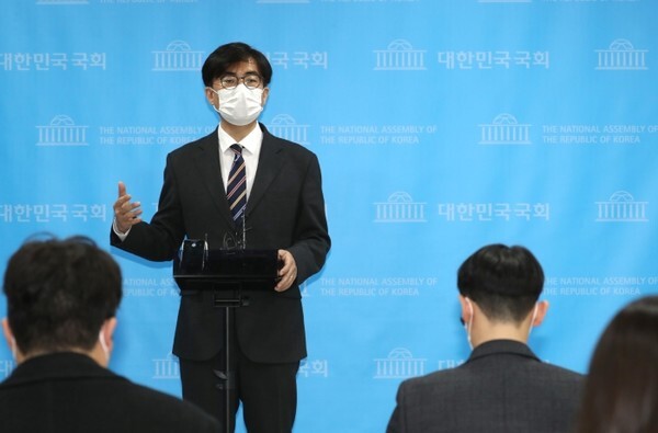 열린민주당 김성회 대변인이 18일 오후 국회 소통관에서 더불어민주당의 합당 추진 제안을 논의한 긴급 최고위원회의 결과를 브리핑하고 있다. 김 대변인은 