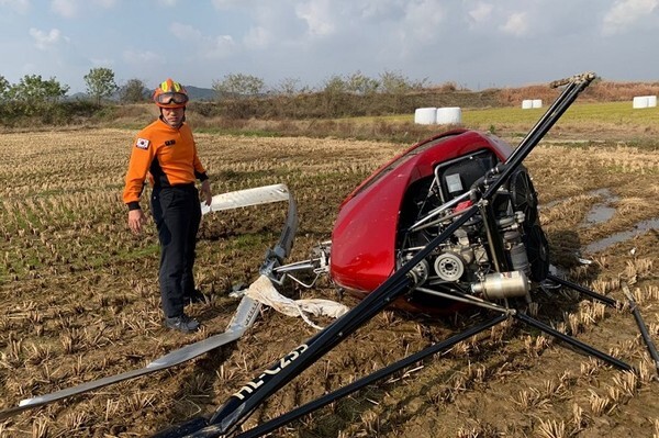 18일 오전 군산 임피면 월하리 인근 논바닥에 떨어진 소형 교육용 헬기.