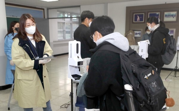 2022학년도 대학수학능력시험이 치러진 18일 전주근영여고에 마련된 고사장에서 수험생들이 발열체크를 받고 입실하고 있다. /사진 = 전북사진기자단