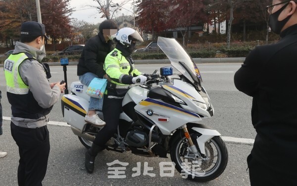 2022학년도 대학수학능력시험일인 18일 전주대학교사범대학부설고등학교 앞에서 고사장을 착각한 수험생이 경찰 오토바이를 타고 이동하고 있다. /사진 = 조현욱 기자