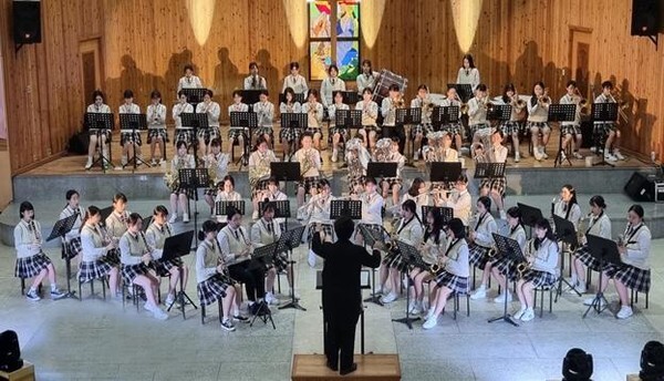 김제 금성여자중학교 관악오케스트라의 공연 모습.