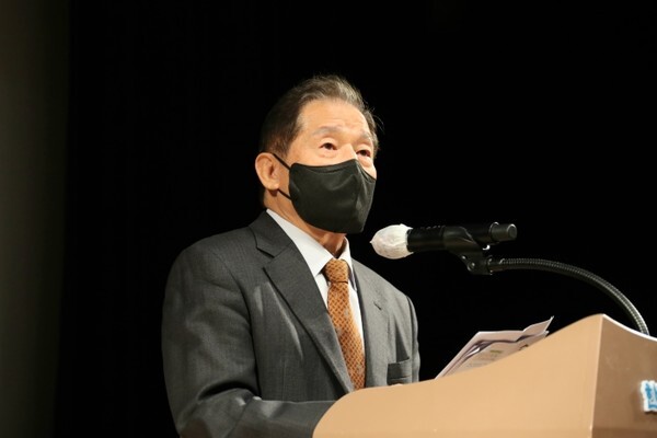 이연택 前 대한체육회 회장이 18일 고창군을 찾아 ‘국가와 지방의 발전전략 그리고 스포츠’를 주제로 특강을 하고 있다.