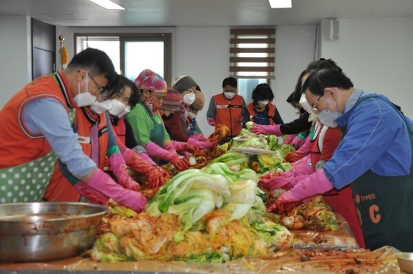 전주상진신협(이사장 김동석)은 지난 19일 ‘사랑의 김장나누기’ 봉사활동을 진행했다. /사진 제공 = 신협중앙회 전북지부