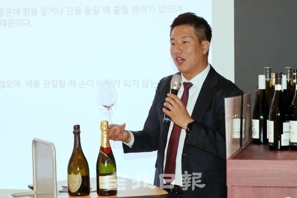 전북일보 리더스아카데미 제8기 2학기 9강의가 열린 지난 18일 전주시 디오니카페에서 송민각 디오니 대표가 술에 대한 역사와 정의에 대해 강의하고 있다. /사진 = 조현욱 기자