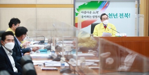 지난 19일 일상회복지원위 제4차 자치안전분과위 회의에 참석한 송하진 대한민국시도지사협의회장이 발언하고 있다.