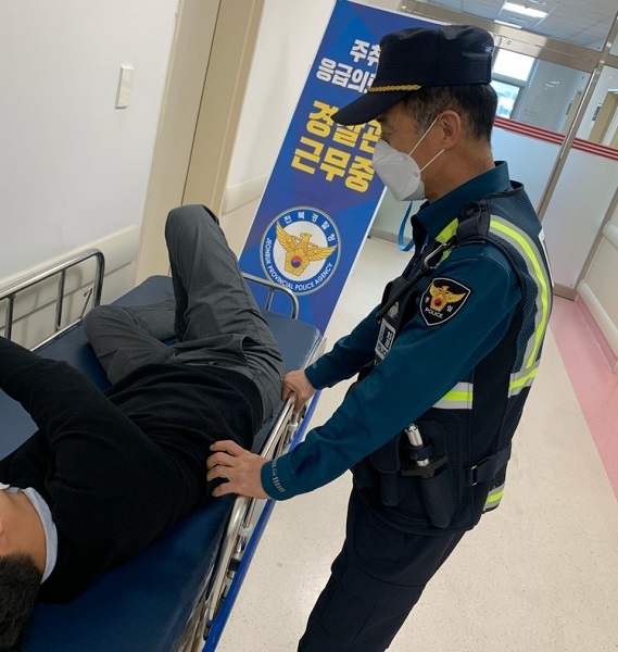 주취자 응급의료 센터에서 근무하는 진교하 경위가 주취자를 살펴보고 있다.