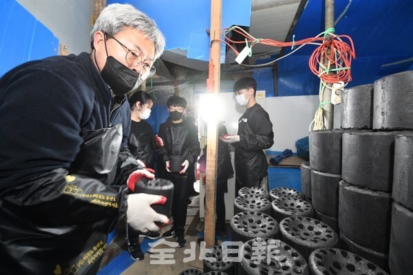 (사)따뜻한 한반도 사랑의 연탄나눔 운동은 20일 전주시 서신동에서 사랑의 연탄을 나르고 있다. /사진 = 오세림 기자