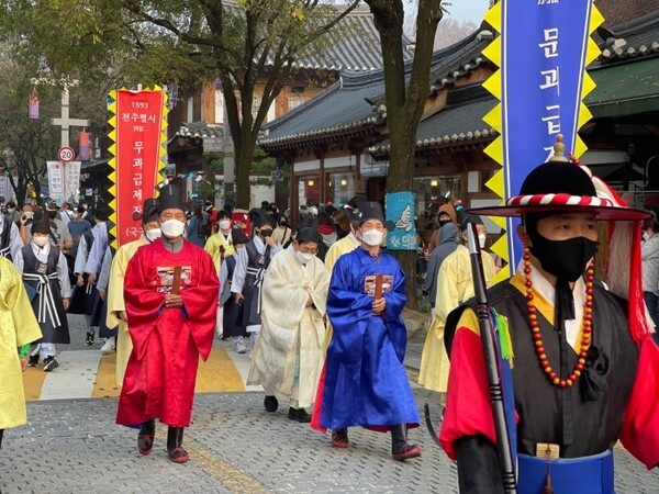 과거 급제자가 광대를 데리고 풍악을 울리면서 거리를 돌며 시험관 · 선배 급제자 · 친척들을 찾아보는 유가행렬을 진행하고 있다. /사진 제공 = 전주시