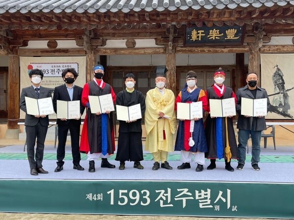 한시백일장 입상자들이 기념촬영을 하고 있다. /사진 제공 = 전주시