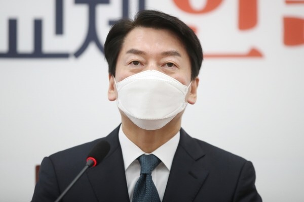 국민의당 안철수 대선 후보가 21일 오전 국회에서 기자회견을 열고 대장동 및 고발사주 의혹과 관련해 쌍특검법안 촉구 및 중재안 제안을 하고 있다. /사진 = 연합뉴스