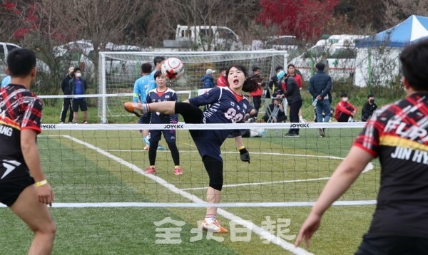 2021 전북일보배 생활체육 족구대회가 열린 21일 완주군 화산생활체육공원 경기장에서 대회가 참가한 선수들이 열띤 경기를 펼치고 있다. /사진 = 조현욱 기자