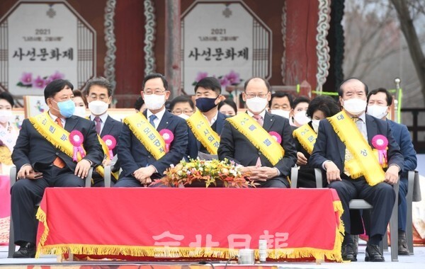 21일 임실군 사선대에서 열린 제30회 소충·사선문화상 시상식에서 수상자들이 기념촬영을 하고 있다. (사진 오른쪽부터 전북일보 윤석정 사장, 명현관 전남 해남군수, 김태환 농협경제지주 축산경제 대표이사, 장기철 (전) KBS 국장) /사진 = 오세림 기자