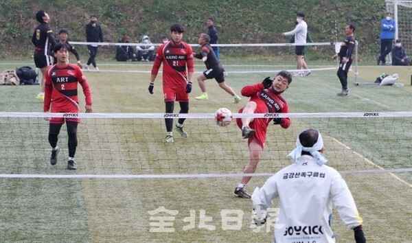 2021 전북일보배 생활체육 족구대회가 열린 21일 완주군 화산생활체육공원 경기장에서 대회에 참가한 선수가 발을 날려 공격하고 있다. /사진 = 조현욱 기자