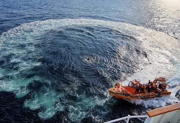 군산해경 3013함에서 인명구조 훈련을 펼치고 있다.