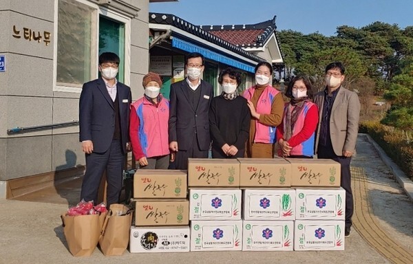 지난 19일 고창군 생활개선연합회가 느티나무 장애인 복지센터에 김장김치와 생활용품을 전달했다.